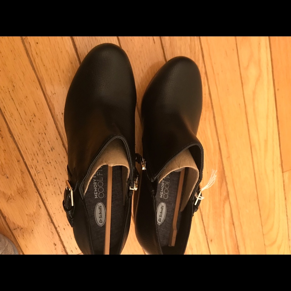 Dr scholl’s memory foam cool fit shoe.